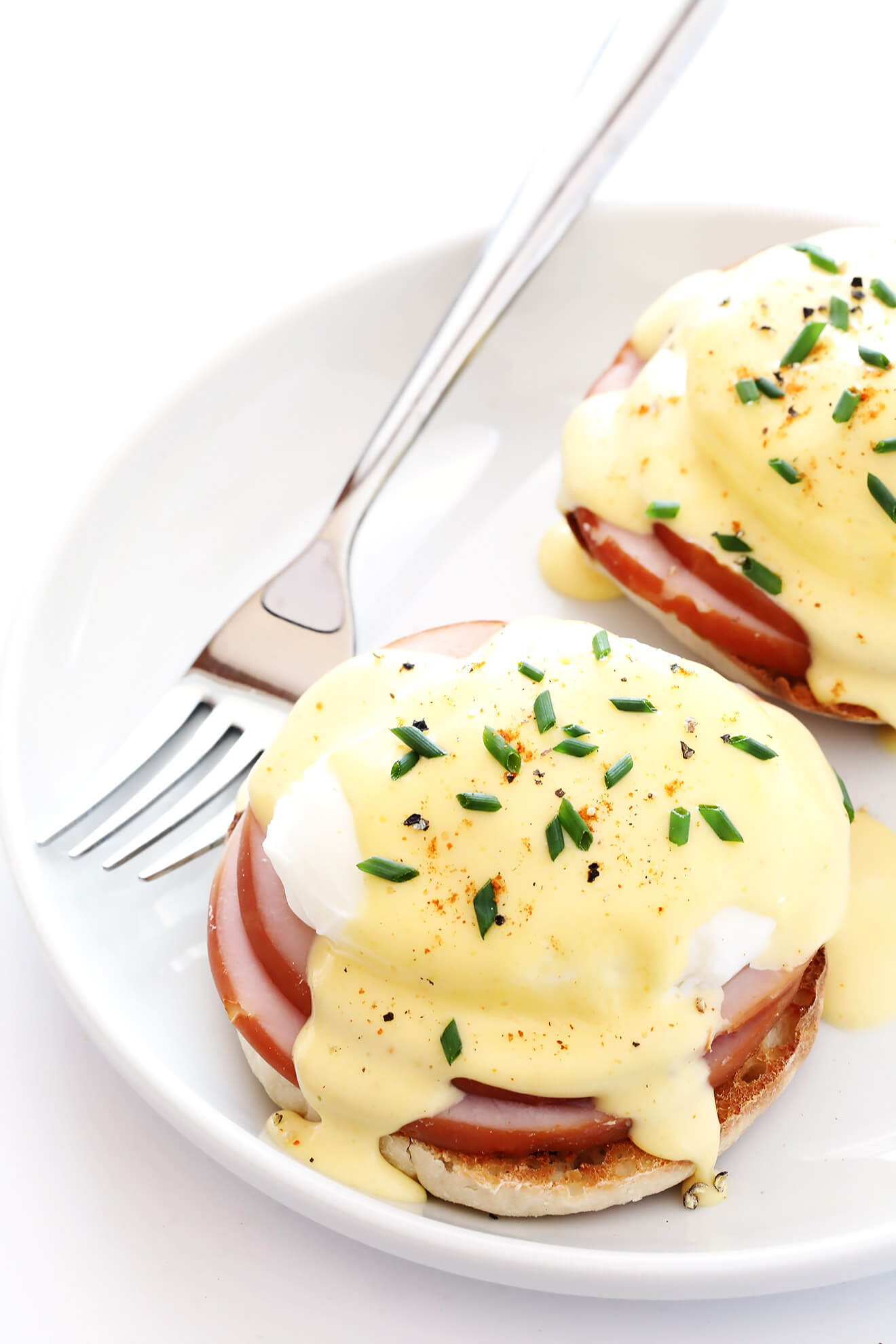 My all-time favorite recipe for classic Eggs Benedict -- made easy with a simple blender Hollandaise sauce and poached eggs. Perfect for breakfast or brunch! | gimmesomeoven.com