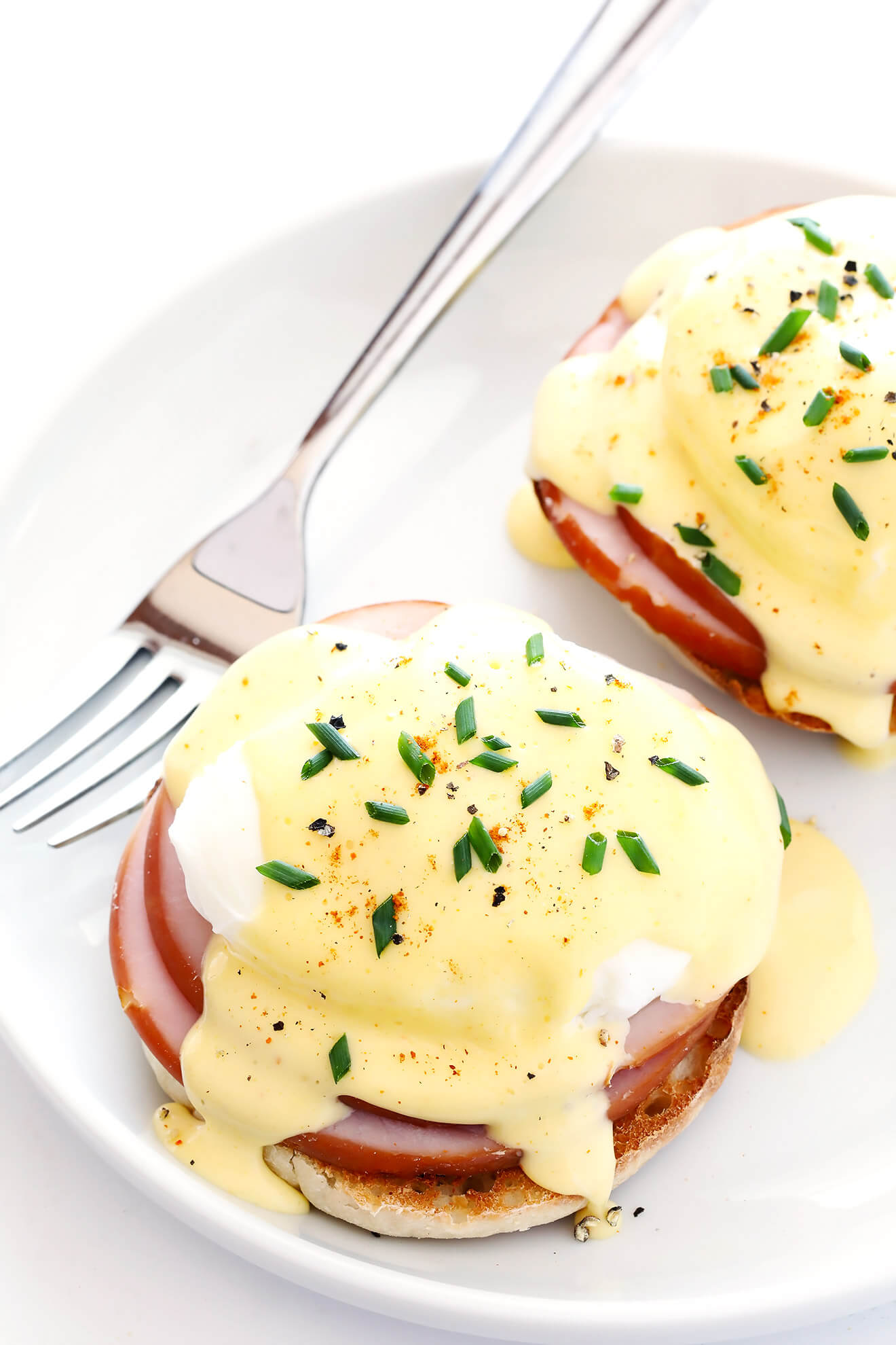 This Eggs Benedict recipe is the BEST. Super easy to make, super delicious, and the perfect savory addition to brunch! | gimmesomeoven.com