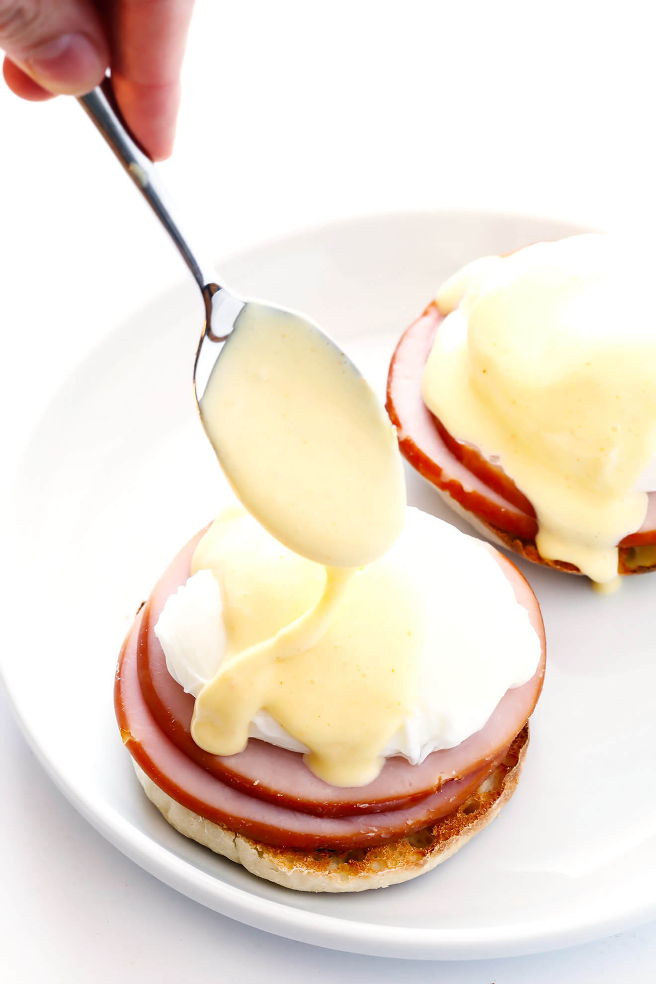 Learn how to make classic Eggs Benedict with this easy recipe. So delicious, and perfect for brunch. | gimmesomeoven.com