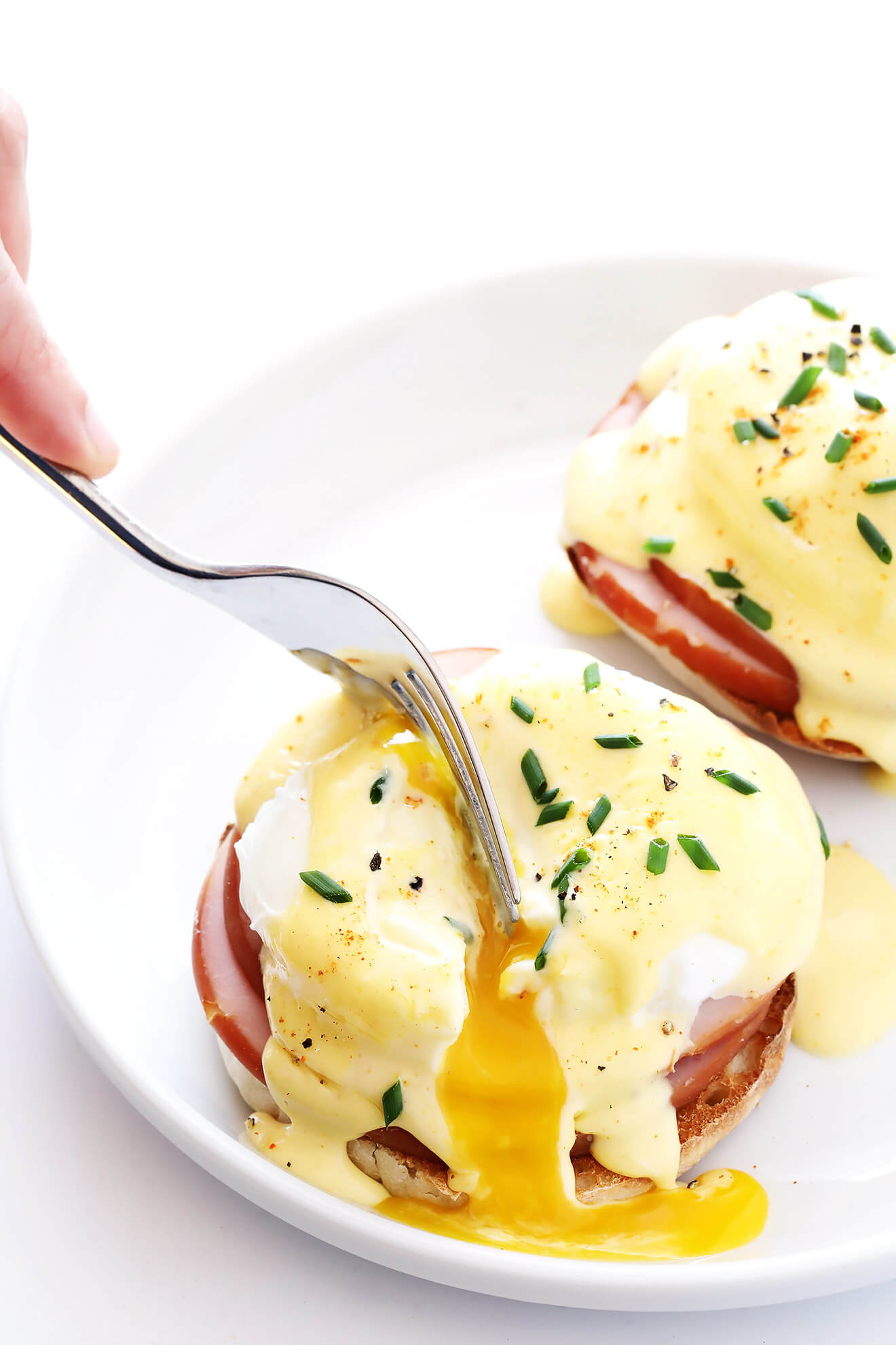Love the poached eggs in this classic Eggs Benedict recipe! So easy to make, and so delicious! | gimmesomeoven.com